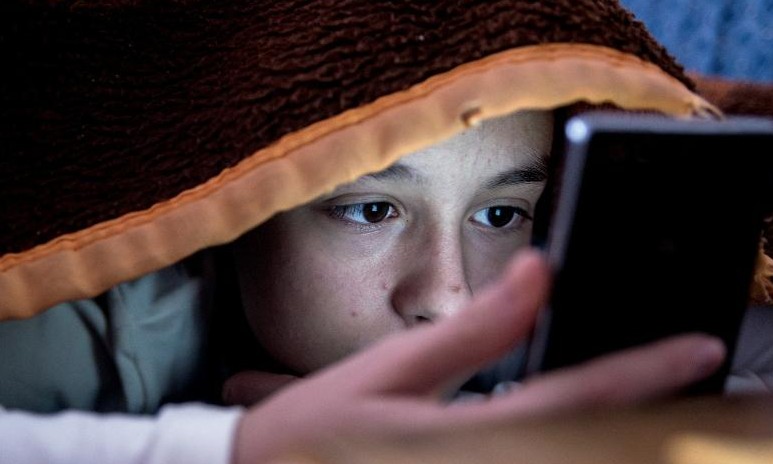 Exposição à luz de tablets e celulares por horas seguidas pode provocar doenças
