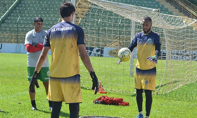 Goleiros fazem treinamento ‘amarrados’ para garantir paredão da Francana