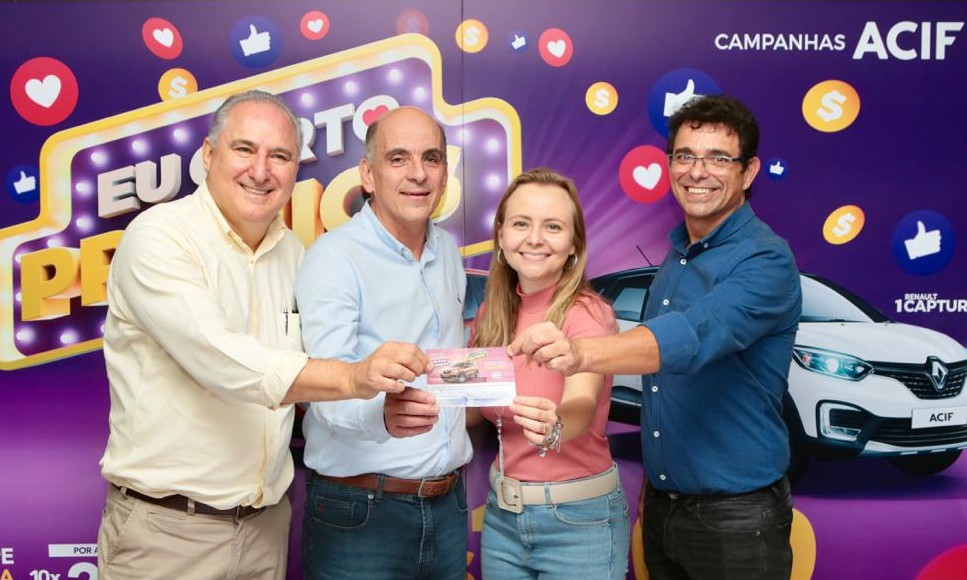 ACIF premia moradora do bairro São Joaquim com um carro Kwid 0km