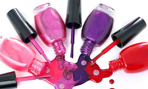 Estudo diz que esmalte é um dos cosméticos mais alergênico e poluente