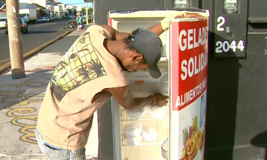 ‘Geladeira solidária’ oferece comida de graça a pessoas carentes em Franca