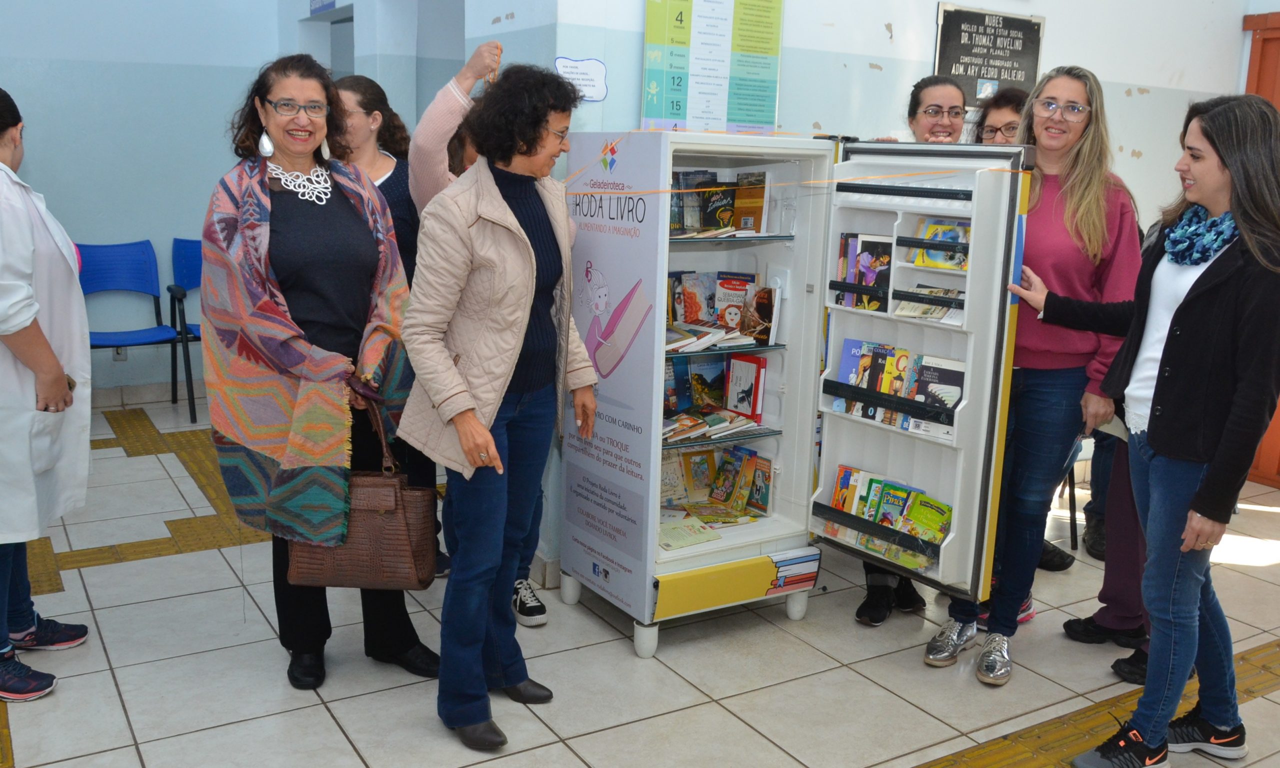 UBS do Jardim Planalto inaugura sua geladeiroteca cheia de livros