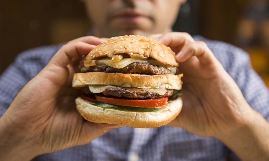 Homens que comem muito fast food podem ter problemas de fertilidade