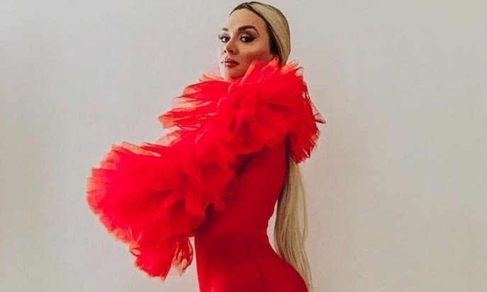 Juju Salimeni é coroada rainha da bateria da X-9 Paulistana pelo terceiro ano
