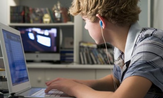 Exposição contínua à tela do computador pode afetar crianças e jovens