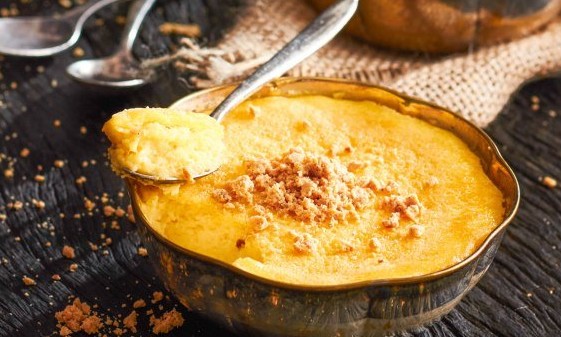 Curau de leite de coco com paçoca é uma das delícias para se apreciar este mês