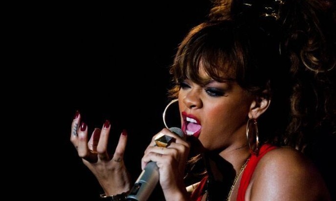 Rihanna acumula fortuna de US$ 600 milhões e se torna artista feminina mais rica
