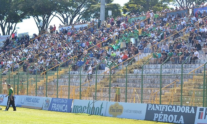 Francana depende da torcida e de vitórias para buscar melhor campanha