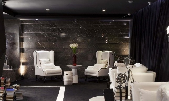 Revestimento preto traz elegância e contraste a todos os tipos de ambientes