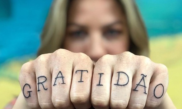 Luana Piovani radicaliza no visual e faz tatuagens nas mãos e até dentro da boca