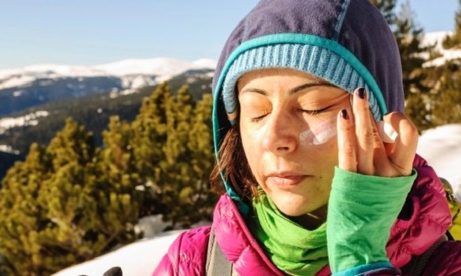Uso de protetor solar é fundamental mesmo na estação mais fria do ano