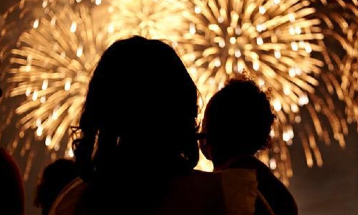 Barulho dos fogos pode levar à perda de audição, principalmente em bebês
