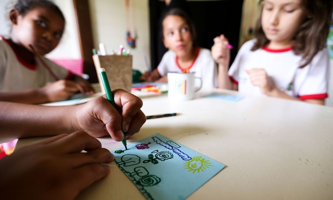 Junho Púrpura: campanha alerta para distúrbios de aprendizagem em crianças