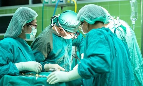 Médicos do interior de SP fazem cirurgia intrauterina inédita no mundo