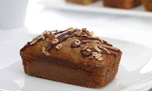 Mini bolo de iogurte, chocolate e granola: uma combinação muito saudável