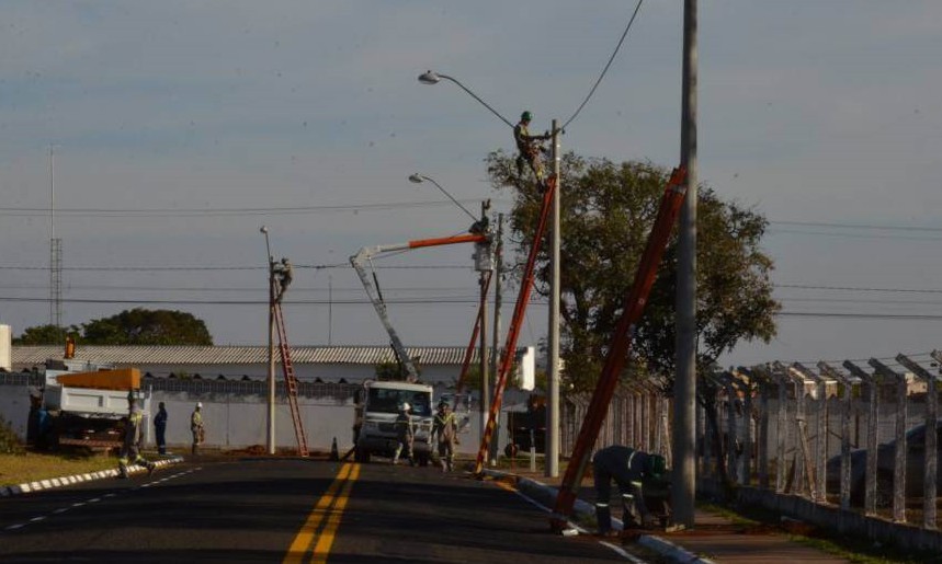 Após várias queixas, rua que dá acesso à entrada do Poli recebe iluminação