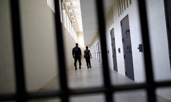 Senado adia votação de projeto que obriga preso a pagar por suas despesas