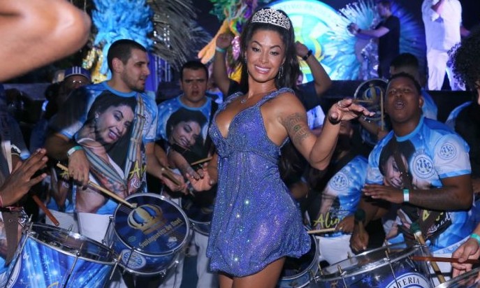 Após Sabrina Sato, Aline Riscado é coroada rainha de bateria da Escola Vila Isabel