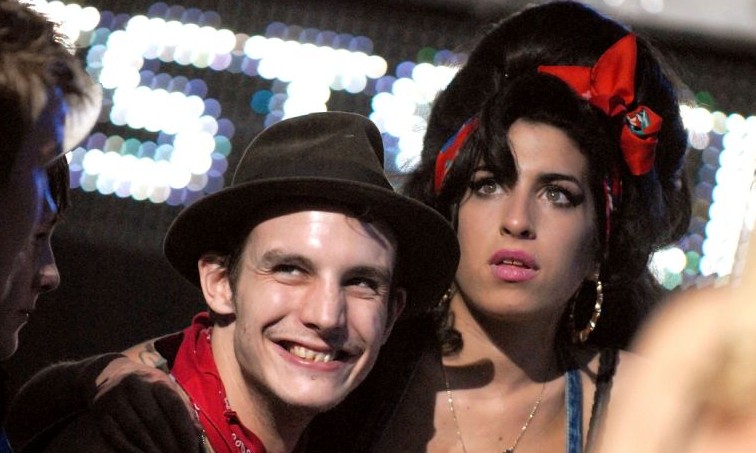 Ex-marido de Amy Winehouse pede na Justiça parte da fortuna deixada pela cantora