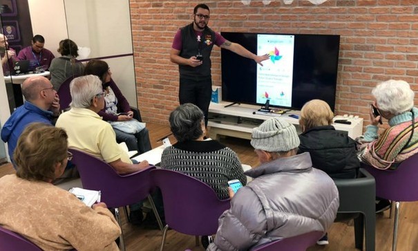 Ribeirão recebe oficina sobre uso de celular e redes sociais para idosos
