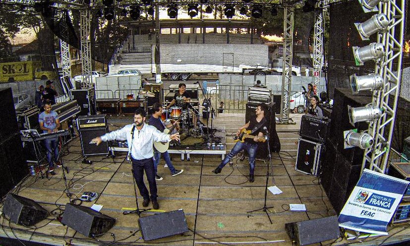 Reunindo 8 mil pessoas, “Rock Solidário” arrecada 15 toneladas de alimentos