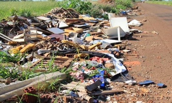 Descarte irregular de lixo às margens da Rodovia Nelson Nogueira preocupa