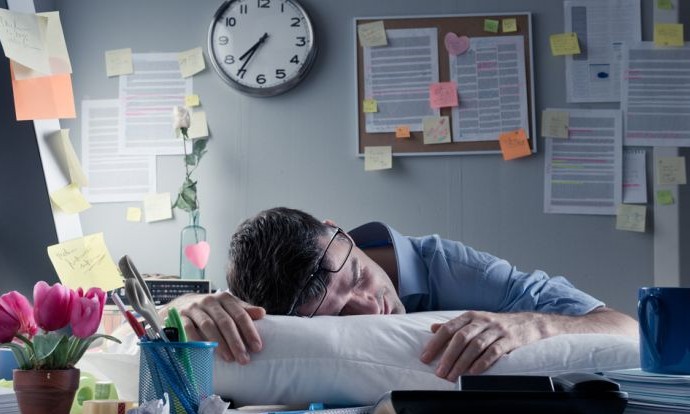Trabalhar demais aumenta em até 45% risco de AVC, comprova estudo