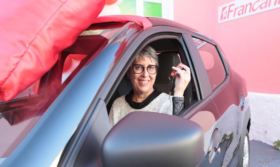 ACIF entrega carro 0 km a moradora do São Joaquim,
no “Eu Curto Prêmios”