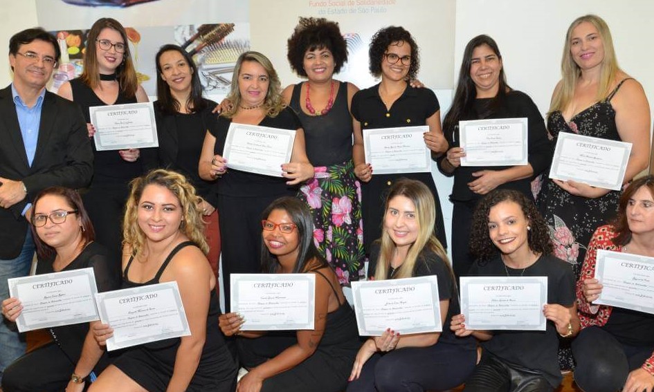 Fussol realiza formatura da turma do curso gratuito de Design de Sobrancelhas