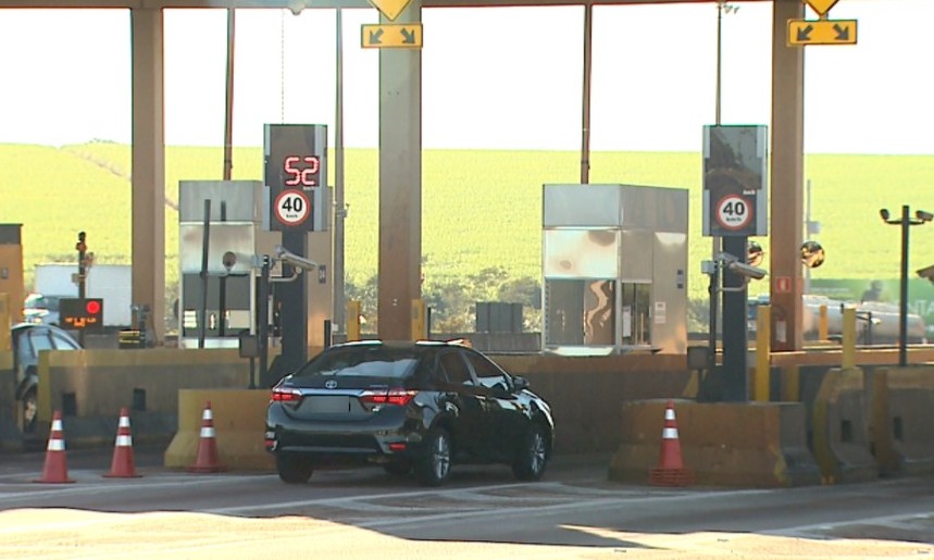 Lombadas eletrônicas multam 6,8 mil motoristas em pedágios da região