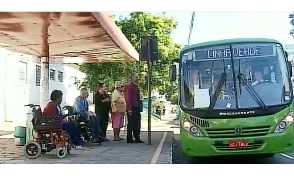 Cadeirantes têm problema nos ônibus do transporte público em Passos-MG