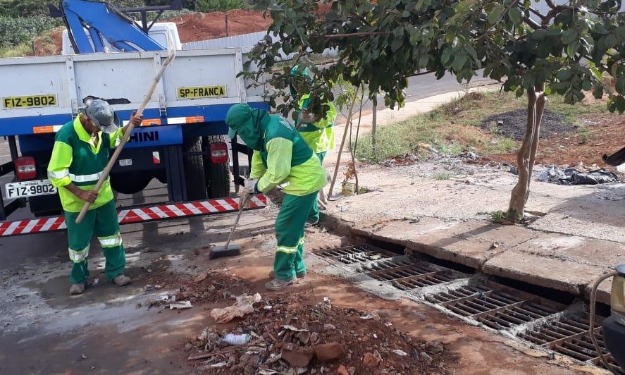 Prefeitura aproveita estiagem e intensifica limpeza de bocas de lobo