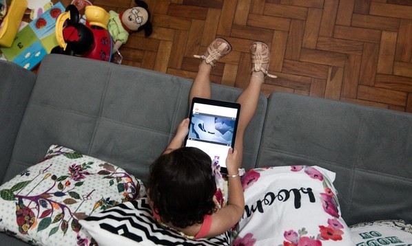 Dependência de tela é real e pode danificar o cérebro de crianças e adolescentes