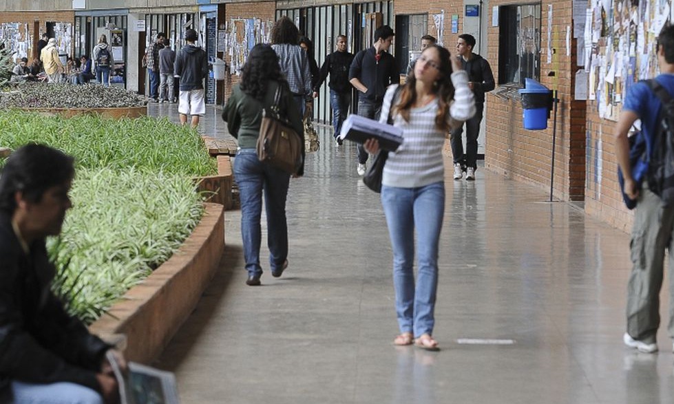 Comissão analisa uso do FGTS em cursos de nível superior e cirurgias