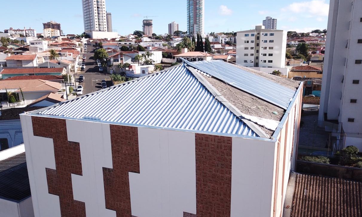 Telhado do Teatro Municipal de Franca passa por reforma para conter vazamentos