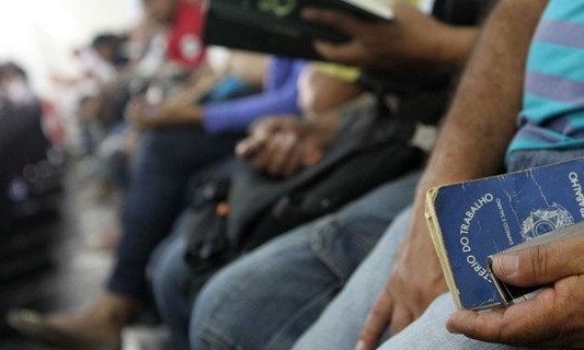 A cada 4 desempregados, um procura emprego há pelo menos dois anos