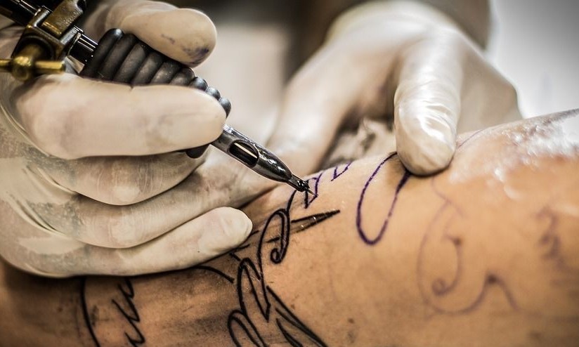 Número de estúdios de tatuagem abertos no Brasil cresce 24% nos últimos anos