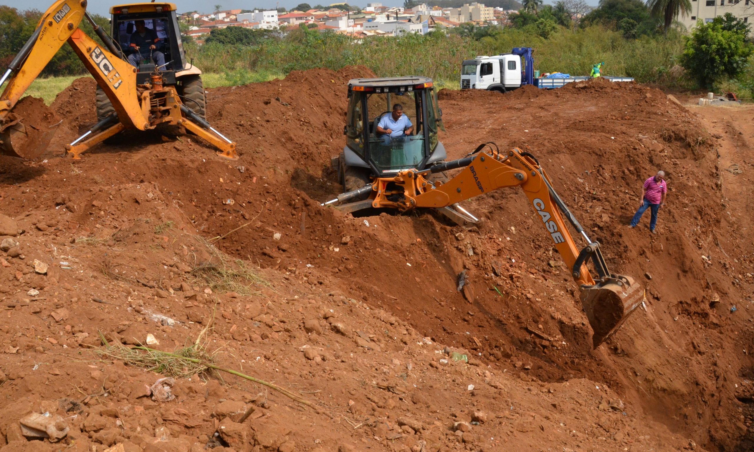 Extenso trecho de galerias obstruídas atrás da Vila Raycos é recuperado