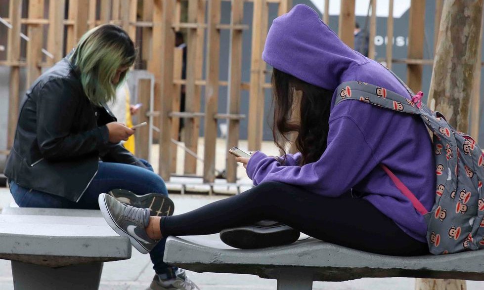 Uso de celular com a cabeça inclinada pode causar lesão na cervical