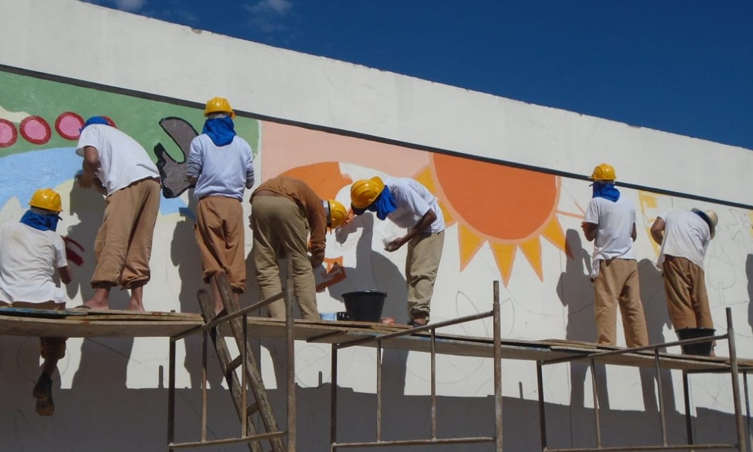 Reeducandos pintam painéis e mural de 20 metros na 44ª Semana de Portinari