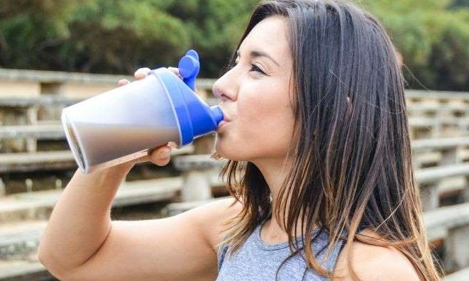 Trocar refeição por shake emagrece? Saiba por que o efeito pode ser o oposto