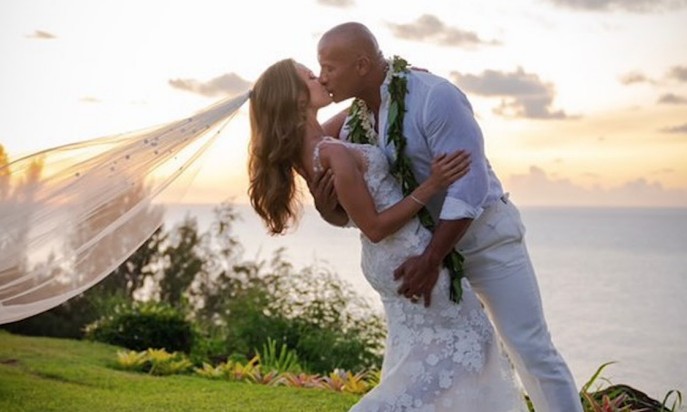 Astro The Rock se casa com a cantora Lauren Hashian no Havaí após 12 anos juntos
