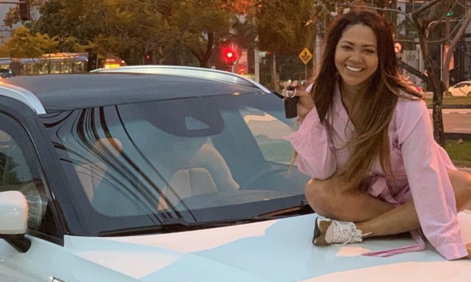 Mãe da cantora Lexa ganha carro de luxo da filha e se emociona: ‘Tô muito metida’
