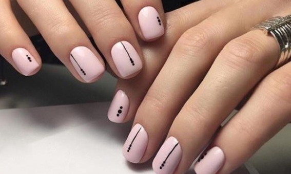 Unhas minimalistas conquistam as mãos de mulheres mais antenadas
