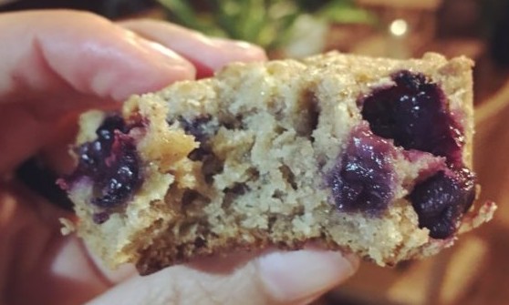 Muffin vegano de amora com banana é uma opção deliciosa para o café