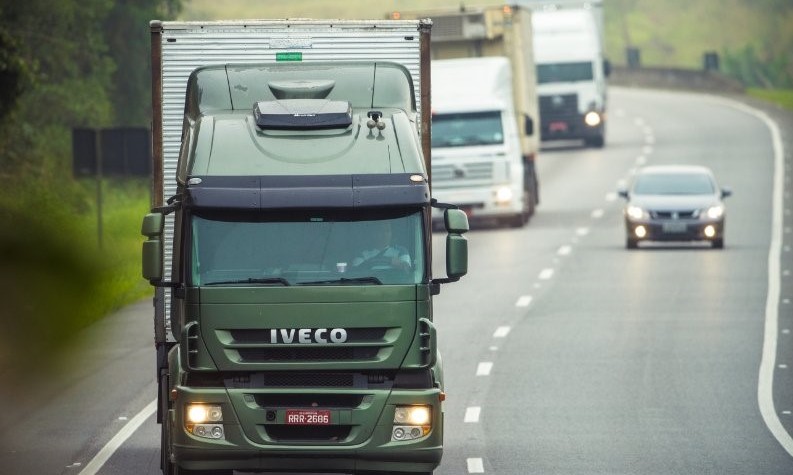 Donos de caminhão com placas final 1 e 2 devem licenciar em setembro