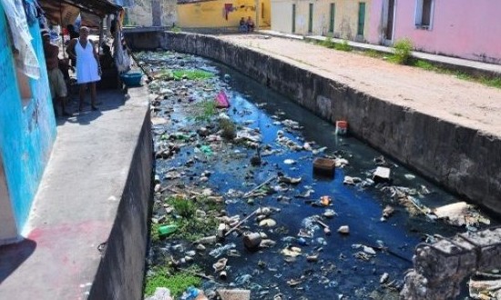 Brasil tem 1,5 milhão de piscinas olímpicas de esgoto despejado sem tratamento