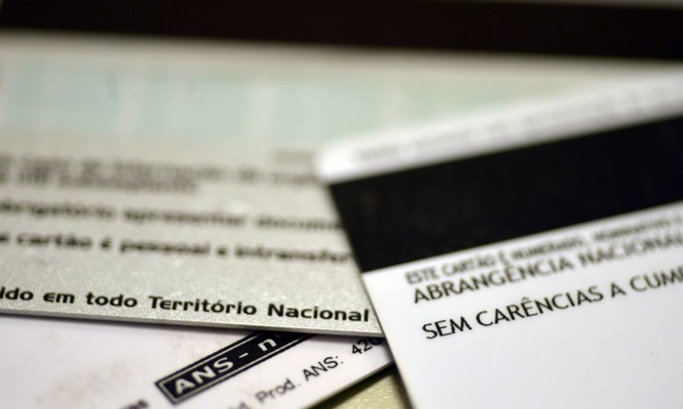 Número de beneficiários de planos de saúde cai 0,3% em 12 meses