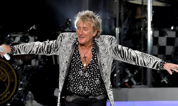 Cantor Rod Stewart revela durante show que teve câncer de próstata há dois anos