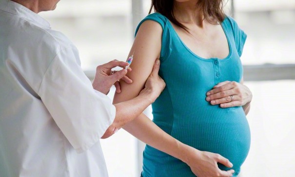 Vacinar gestante é fundamental para proteger o bebê, dizem médicos